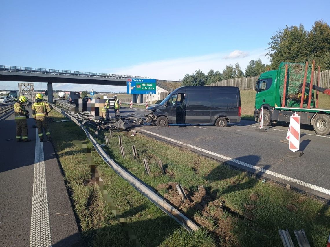Uwaga wypadek! Pojazd uderzył w barierę na autostradzie! Uwaga wypadek! Pojazd uderzył w barierę na autostradzie!
