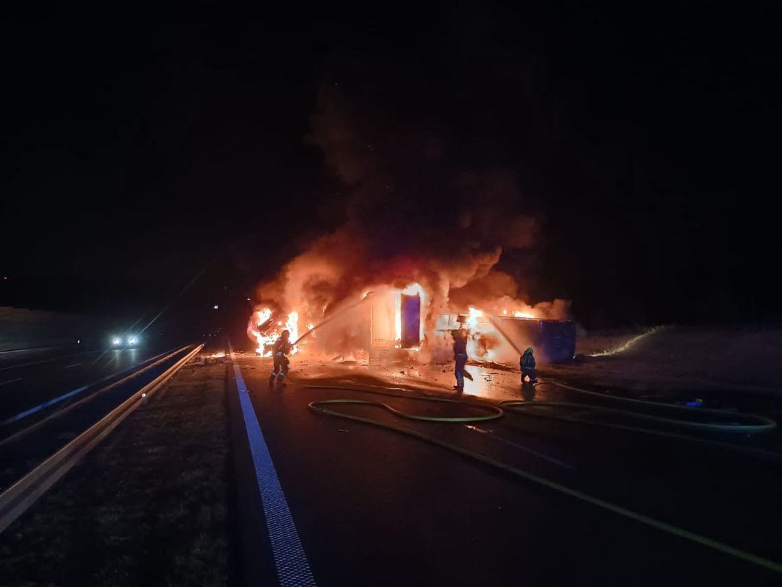 UWAGA: Wypadek z udziałem dwóch ciężarówek na A1. Pojazdy stanęły w płomieniach. Są ranni