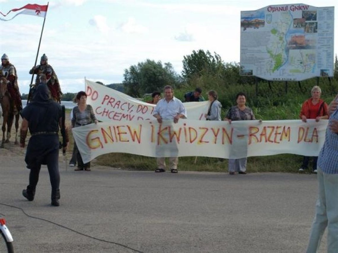 Uwierzymy, gdy przyjadą koparki - twórcy akcji „Chcemy Mostu!” przeszli od słów do czynów Uwierzymy, gdy przyjadą koparki - twórcy akcji „Chcemy Mostu!” przeszli od słów do czynów