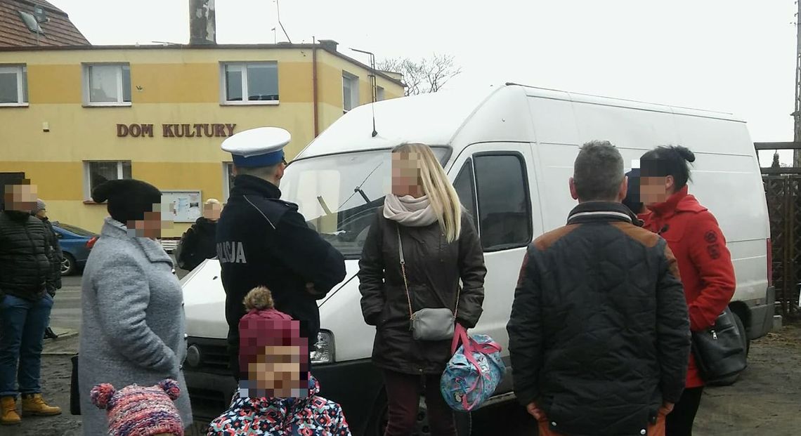 „Uwięził” na posesji dziesięć aut - nie mieli jak wrócić do domów. Interweniowała policja „Uwięził” na posesji dziesięć aut - nie mieli jak wrócić do domów. Interweniowała policja