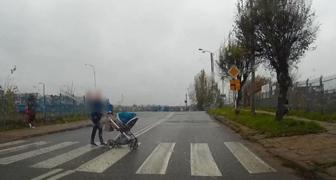 (VIDEO) Matka z wózkiem próbuje zejść z jezdni. Na Kolejowej nie jest to takie proste