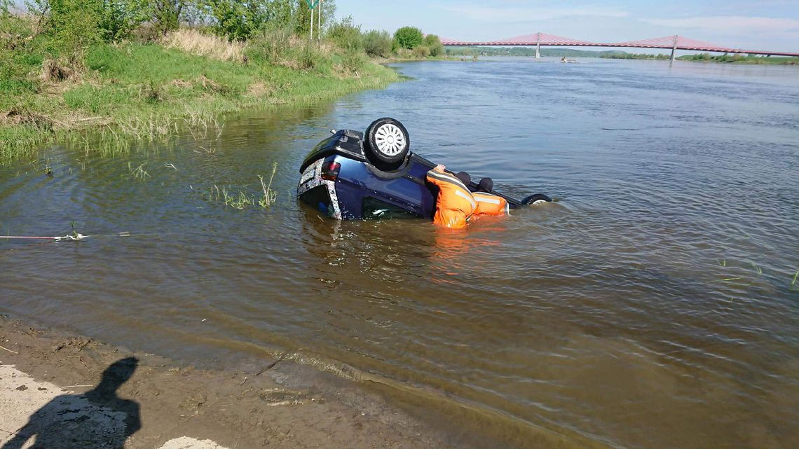 Volkswagen wjechał do Wisły! Kierowca poszkodowany, ale żyje 
