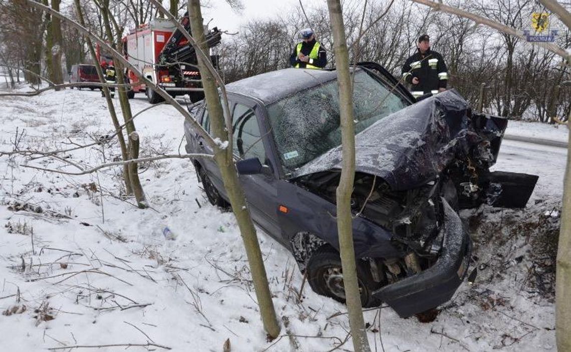Volkswagenem w drzewo. Policja wyjaśnia okoliczności wypadku
