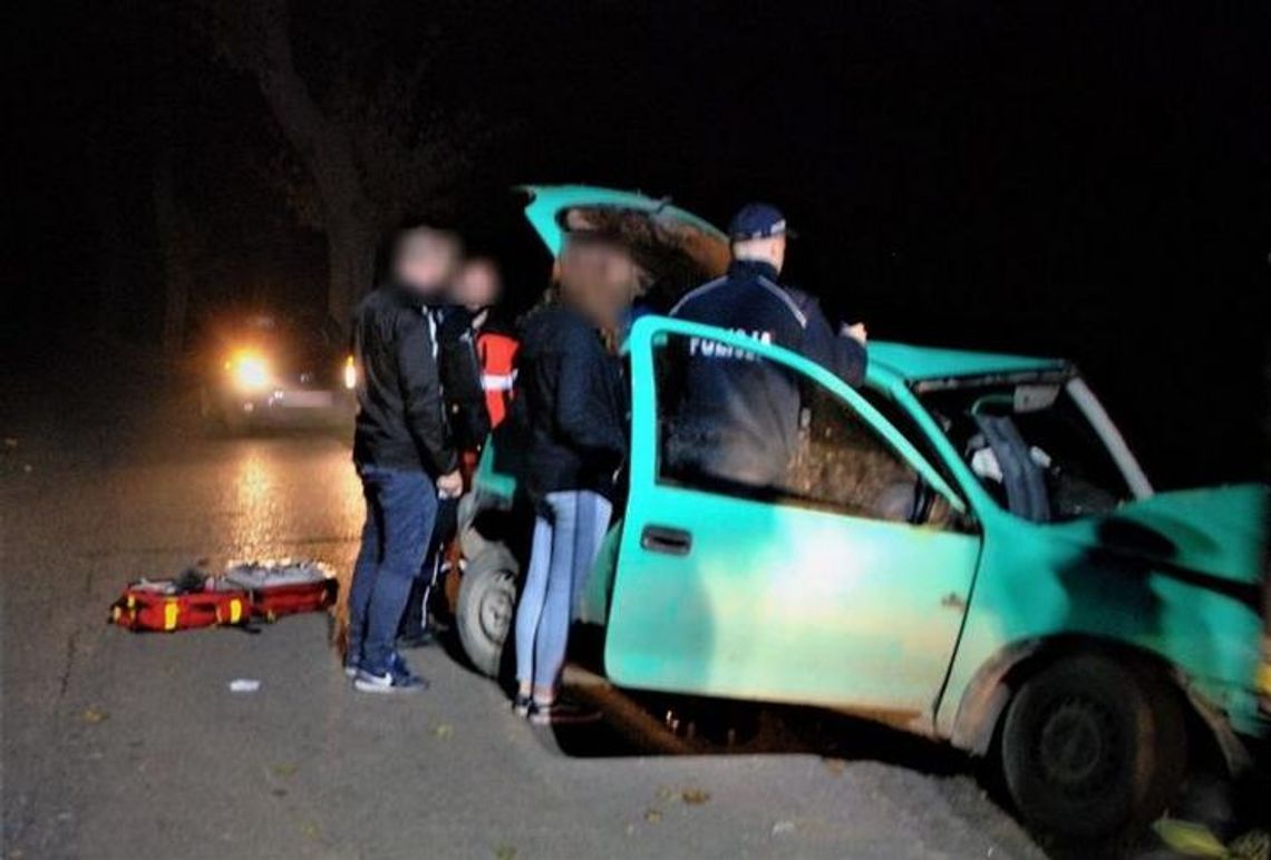 W Dąbrówce pijany 17-latek bez prawa jazdy rozbił opla na drzewie. Cztery osoby trafiły do szpitali!