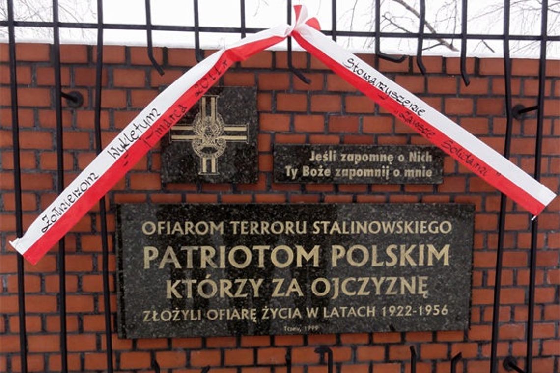 W Dniu Żołnierzy Wyklętych - flagi narodowe z czarnym kirem