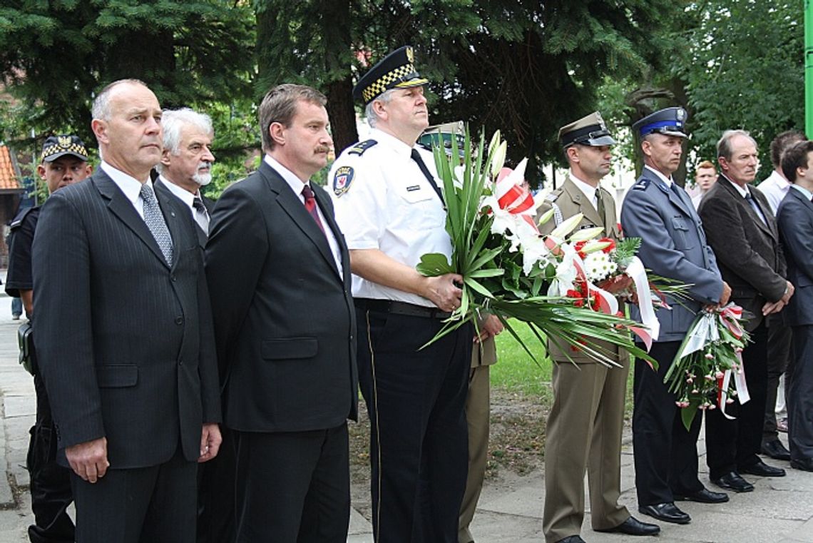 W hołdzie bohaterskim Powstańcom Warszawskim