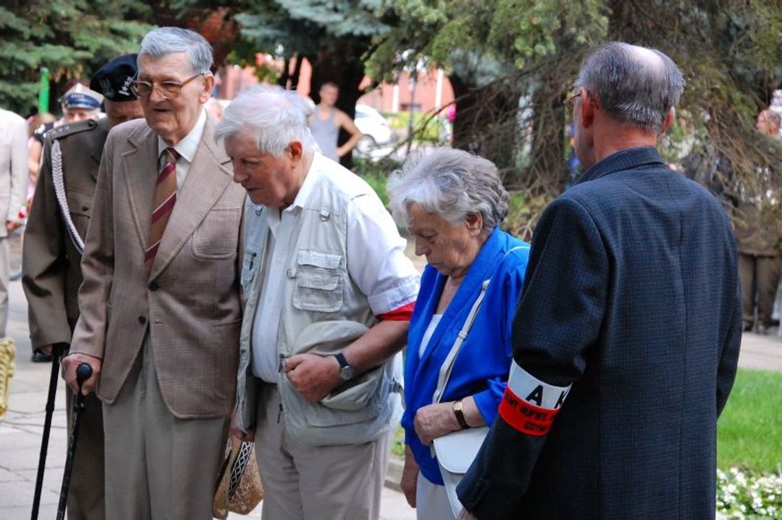W hołdzie Powstańcom Warszawskim. Walczyli w osamotnieniu W hołdzie Powstańcom Warszawskim. Walczyli w osamotnieniu