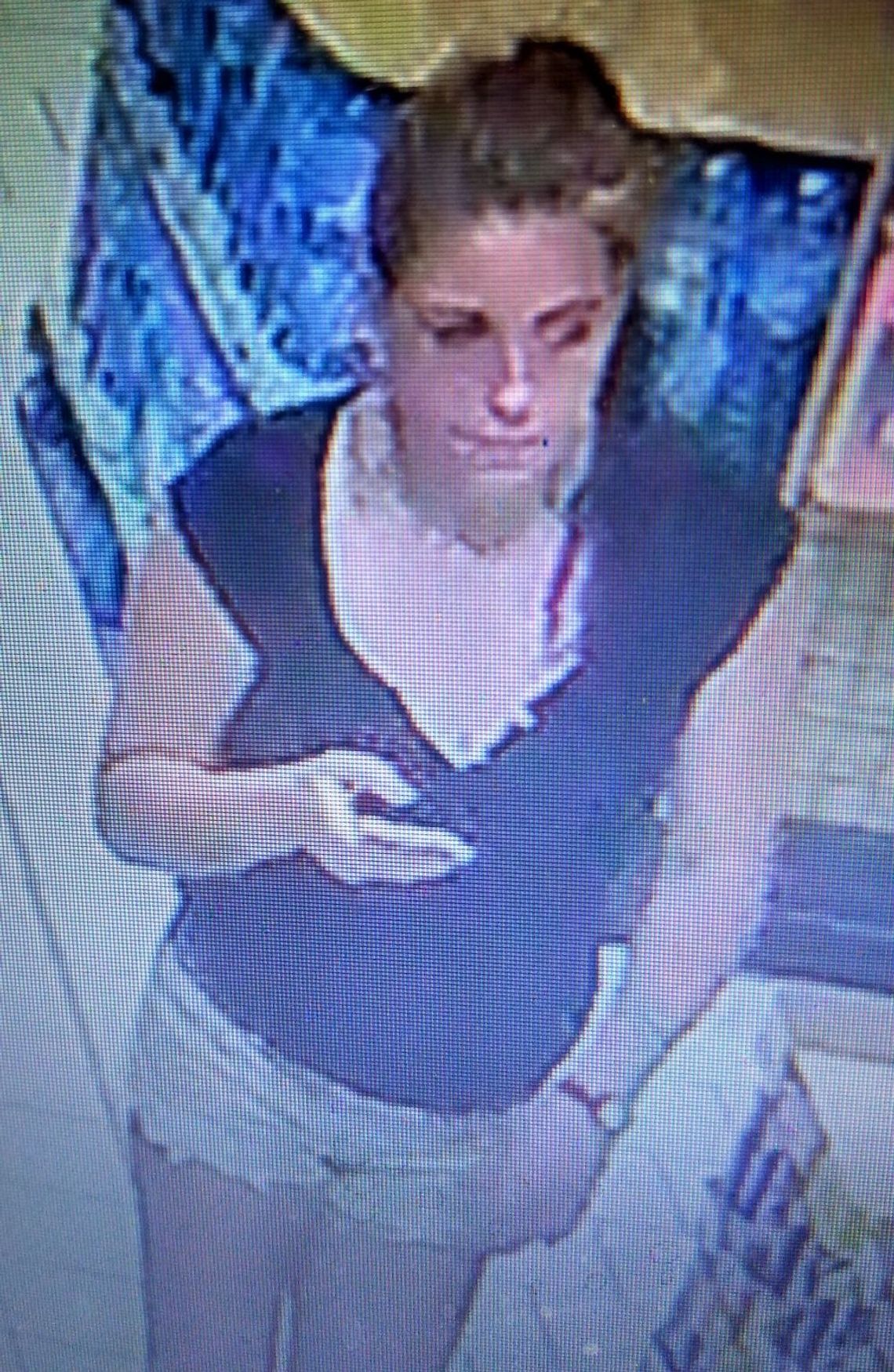 W jednym z tczewskich sklepów skradziono torebkę z pieniędzmi oraz dokumentami. Rozpoznajesz tę kobietę?