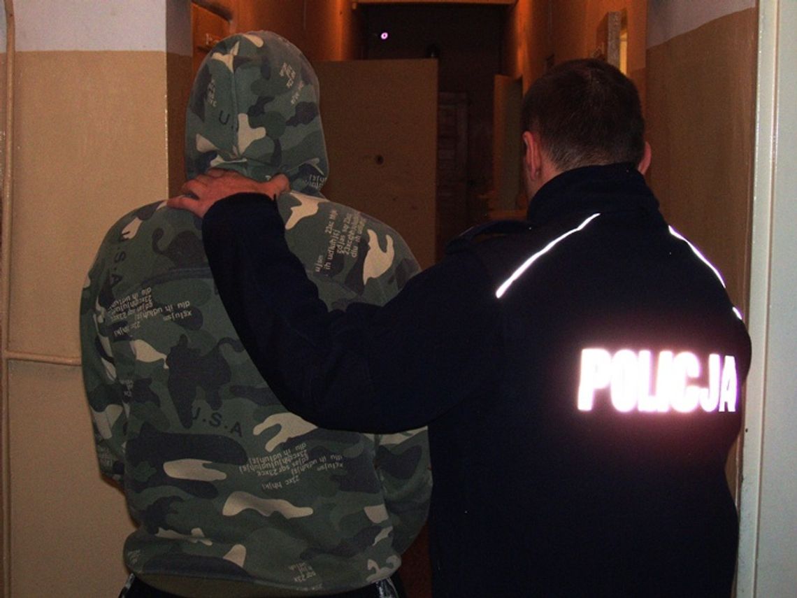 W kominiarkach, z nożem - po kasę i papierosy