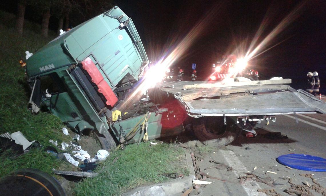 W Rudnie groźny wypadek ciężarówki! Strażacy walczyli z wyciekiem paliwa