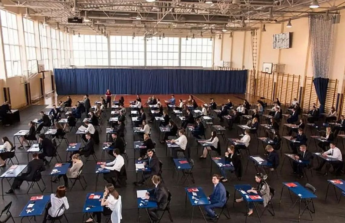 W szkołach średnich rozpoczęły się Matury 2025! Zdających czeka teraz 20 dni stresu