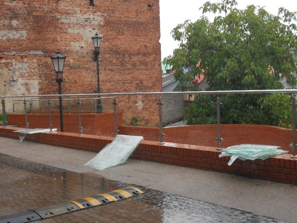 Wandal wybił 20 szyb „szlaku fortecznego” Wandal wybił 20 szyb „szlaku fortecznego”