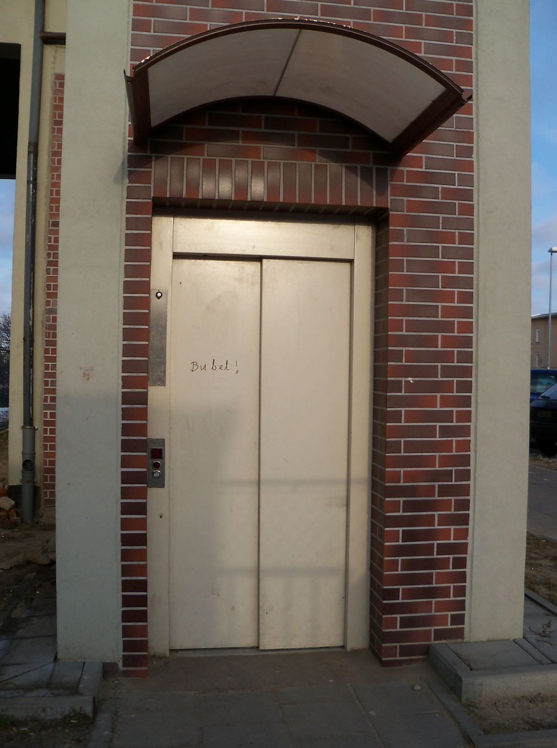 Wandale w kółko psują dworcową windę Wandale w kółko psują dworcową windę