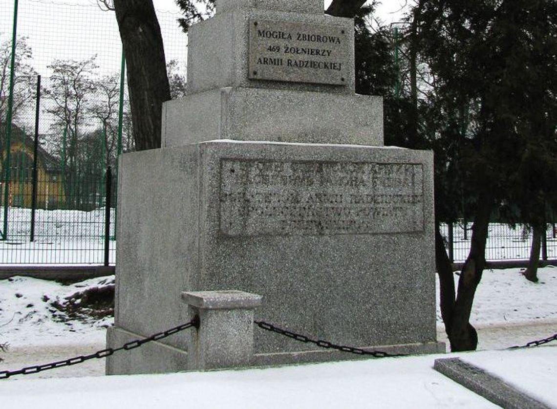 Wandale zniszczyli tablicę na pomniku upamiętniającym radzieckich żołnierzy. Zamazano słowo „bohaterom”