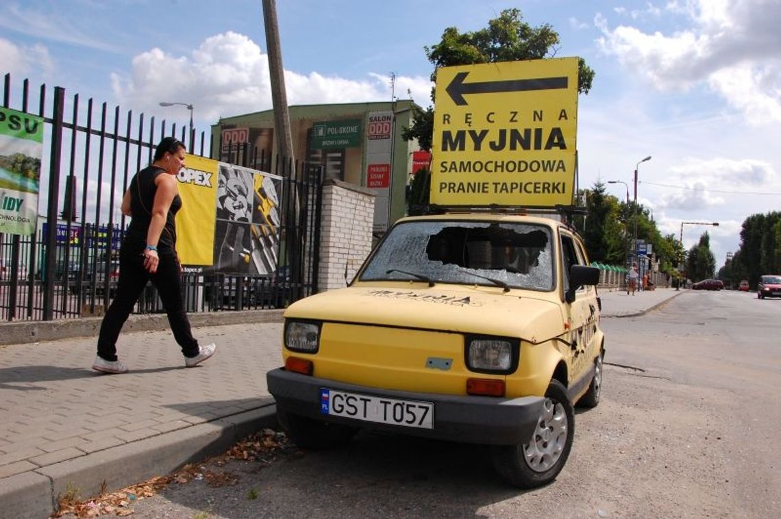  Wandalizm na Gdańskiej. Zniszczył reklamę z żółtego malucha