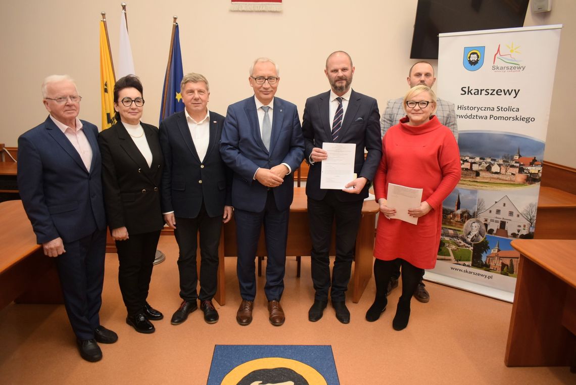 Ważna inwestycja dla mieszkańców Kociewia! Podpisano umowę na budowę krytej pływalni w Skarszewach