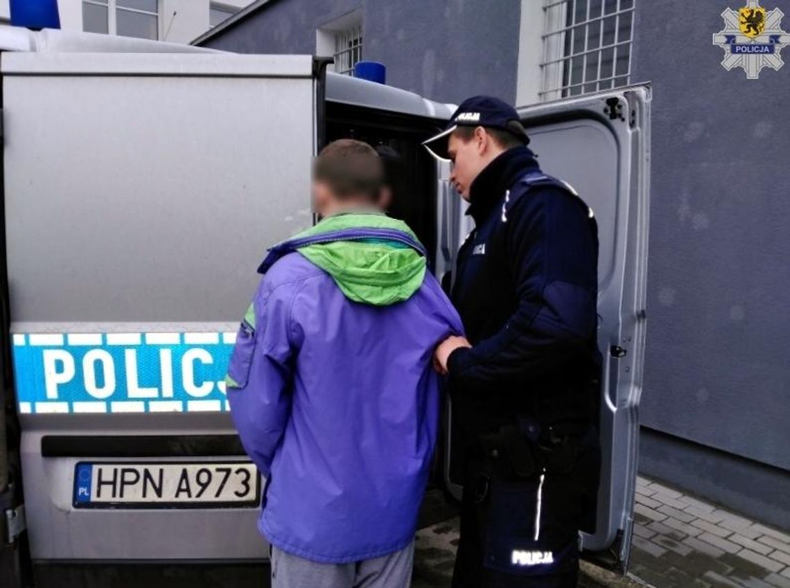 Wchodził do sklepów, brał papierosy i... przewracał ekspedientki Wchodził do sklepów, brał papierosy i... przewracał ekspedientki