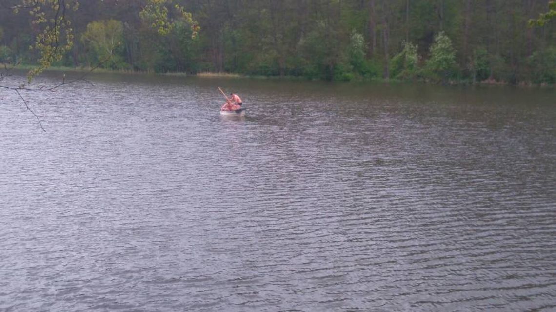 Wędkarz wypadł z łódki do zbiornika na rzece. Strażacy płynęli do niego wpław!