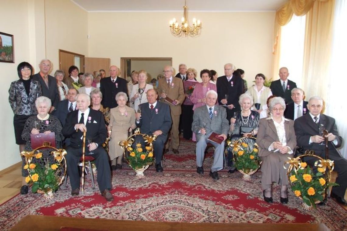 Weselni jubilaci w USC - medale, kwiaty i toast szampanem Weselni jubilaci w USC - medale, kwiaty i toast szampanem