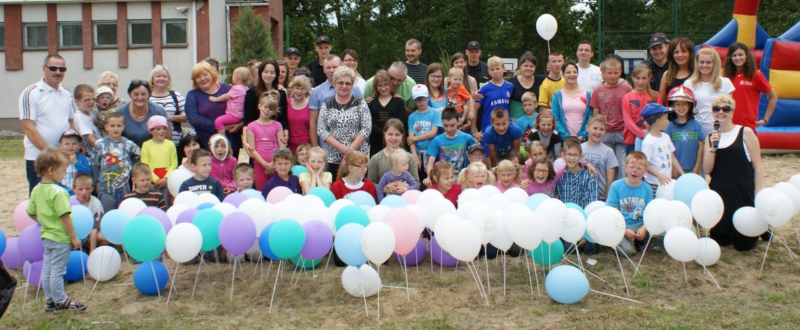 Wesoły piknik koło Domu Dziecka