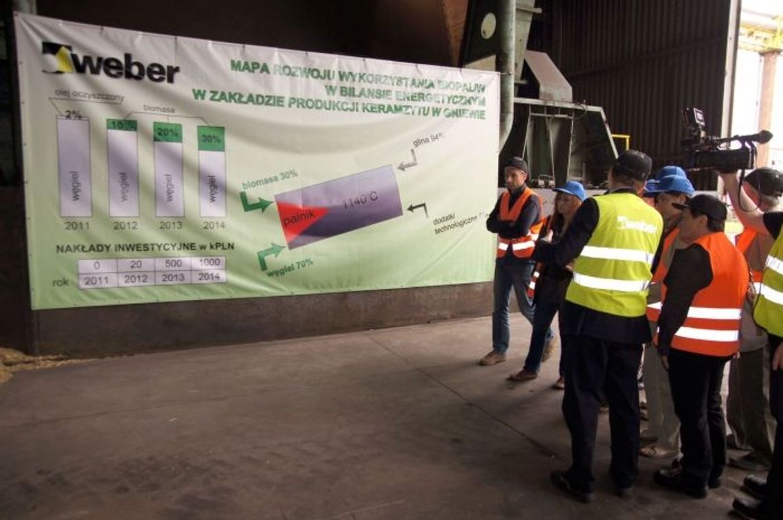 Wiatr roznosi pył z hałdy keramzytu. Tak wyglądają parapety Wiatr roznosi pył z hałdy keramzytu. Tak wyglądają parapety