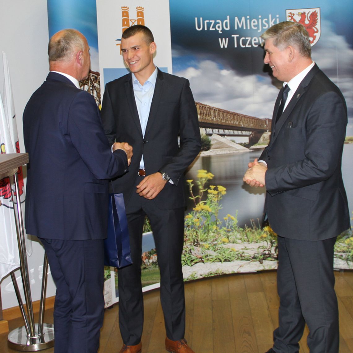 Wicemistrz świata na sesji Rady Miejskiej w Tczewie. Rozdał radnym... klubowe szaliki