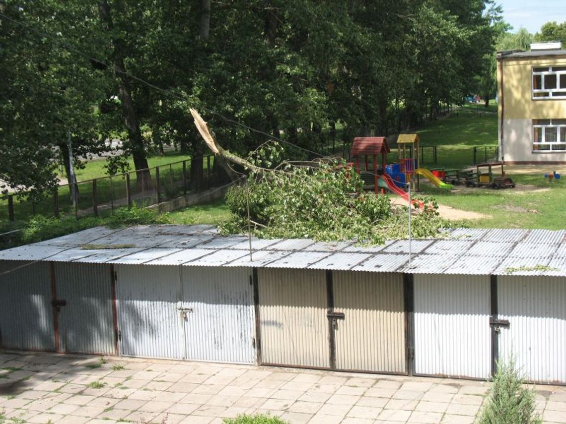 Wichura zbiera swoje żniwo. Uszkodzony garaż i samochód