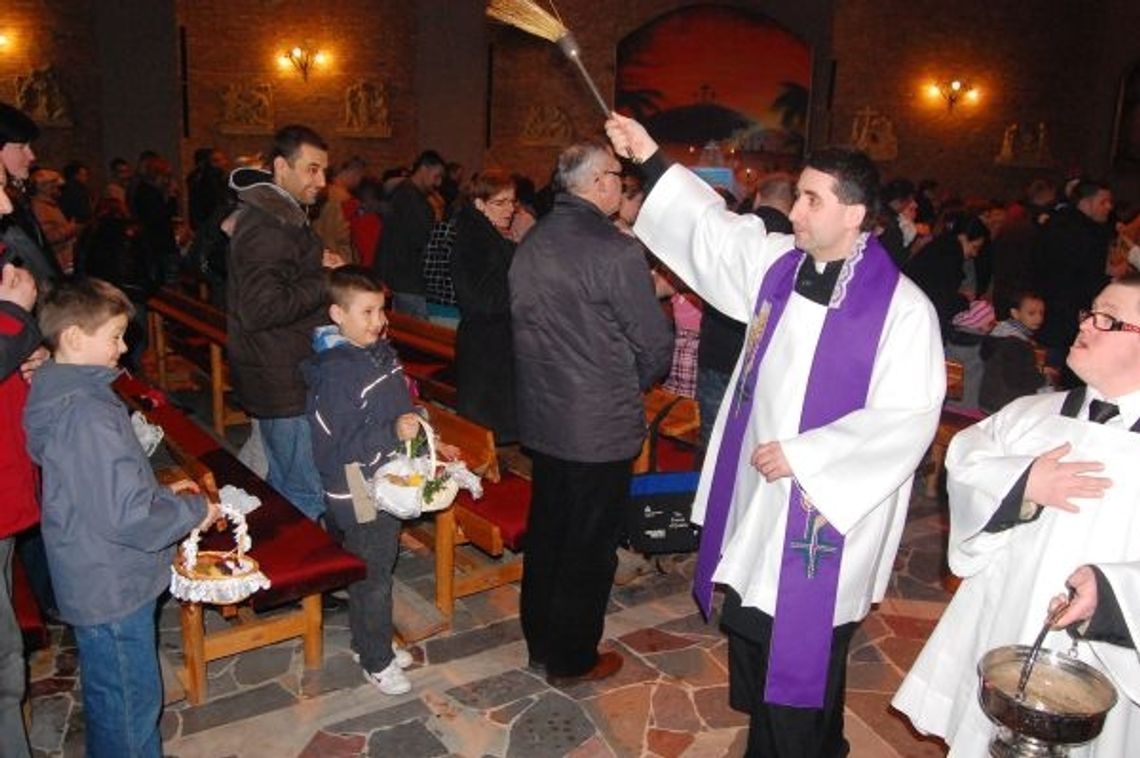 Wielka Sobota – tłumy wiernych ze „święconkami”