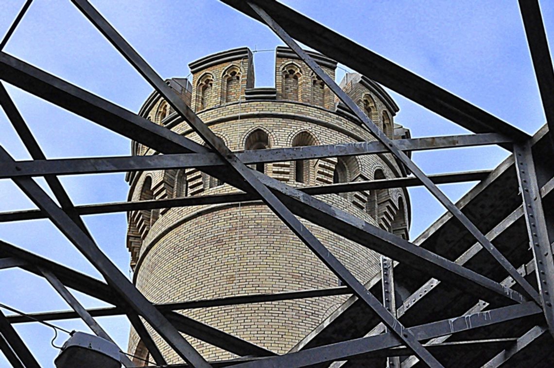 Wielka Wieżyczka na tle Wielkiego Mostu. Już po remoncie pierwszej wieżyczki mostu tczewskiego