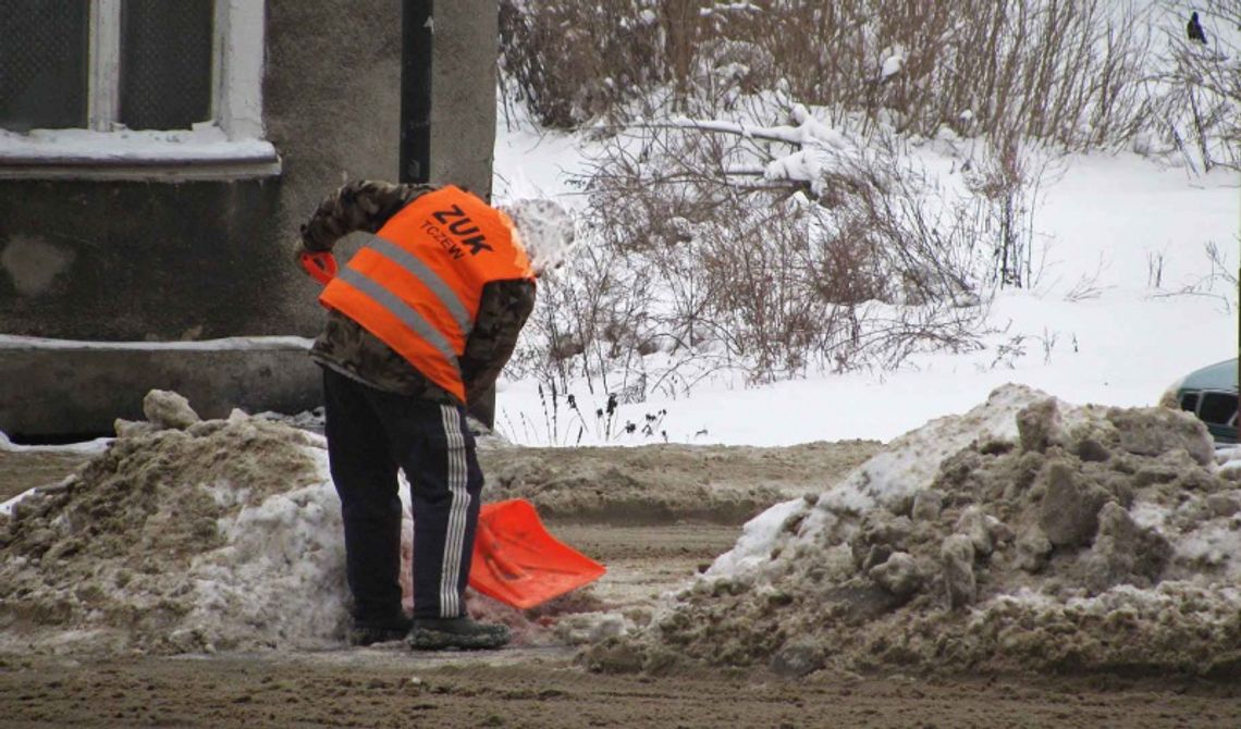Więźniowie w zimowych porządkach - do szufel
