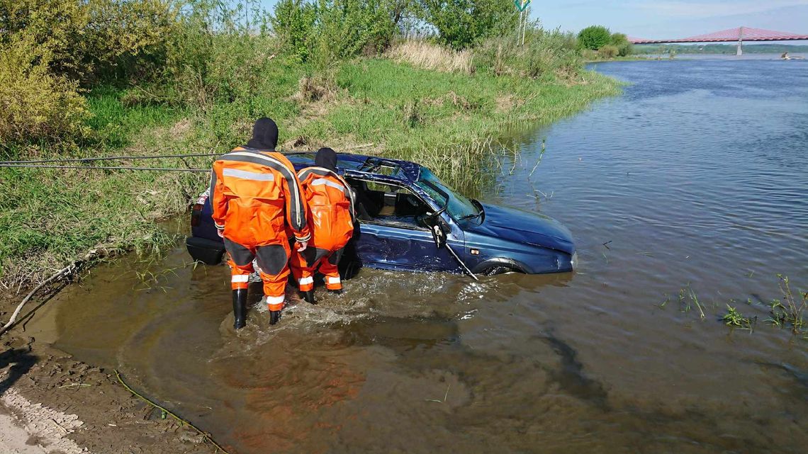 Wjechał volkswagenem do Wisły. Policja: 32-latek był pijany