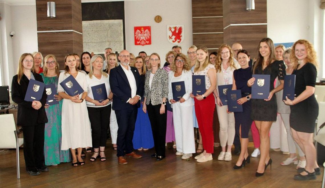 Władze miasta wręczyły 21 nauczycielom awanse na nauczycieli nominowanych
