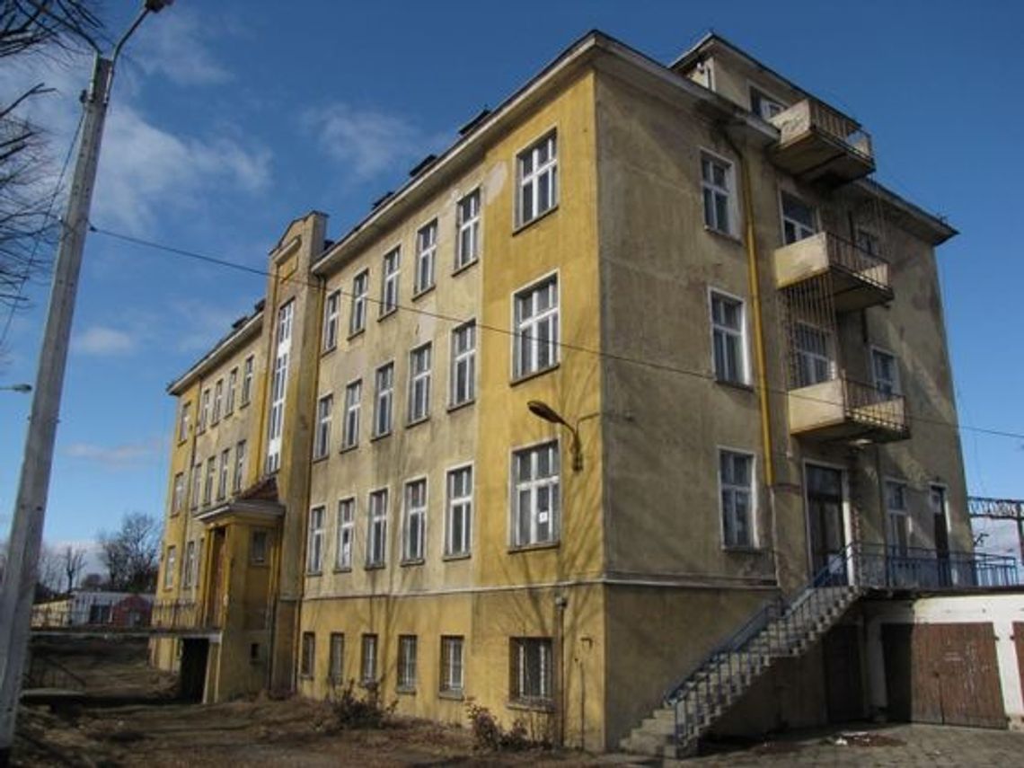 Władze województwa po raz trzeci chcą sprzedać niszczejący budynek byłej przychodni Władze województwa po raz trzeci chcą sprzedać niszczejący budynek byłej przychodni