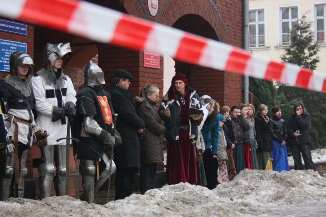 Wokół kontrowersyjnej sprzedaży Wzgórza Zamkowego - rycerze manifestowali w Gniewie