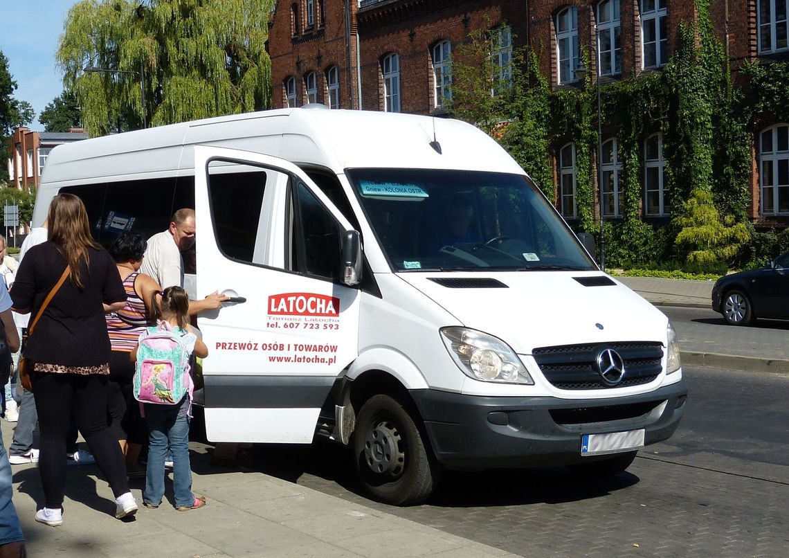 Wraca temat przeładowanych autobusów. Właściciel odpiera zarzuty