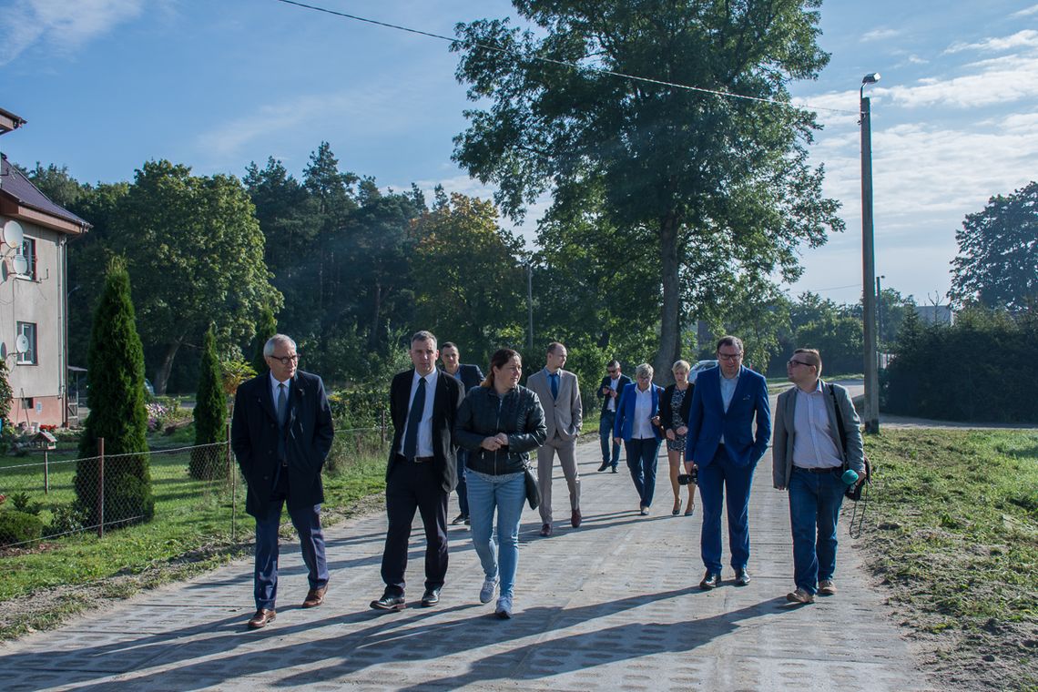 Wstęgi przecięte, drogi gotowe... Uroczyste otwarcie gminnych inwestycji Wstęgi przecięte, drogi gotowe... Uroczyste otwarcie gminnych inwestycji