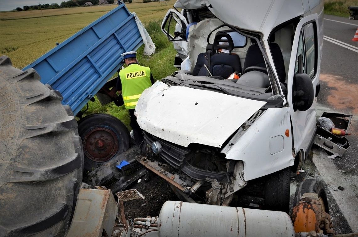 Wstępne ustalenia wypadku w Subkowach: kierujący dostawczym fiatem najechał na tył ciągnika rolniczego 