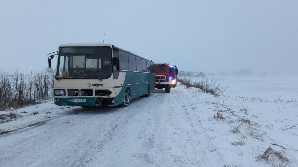 Wypadek autobusu w Walichnowach - jechało nim 13 dzieci