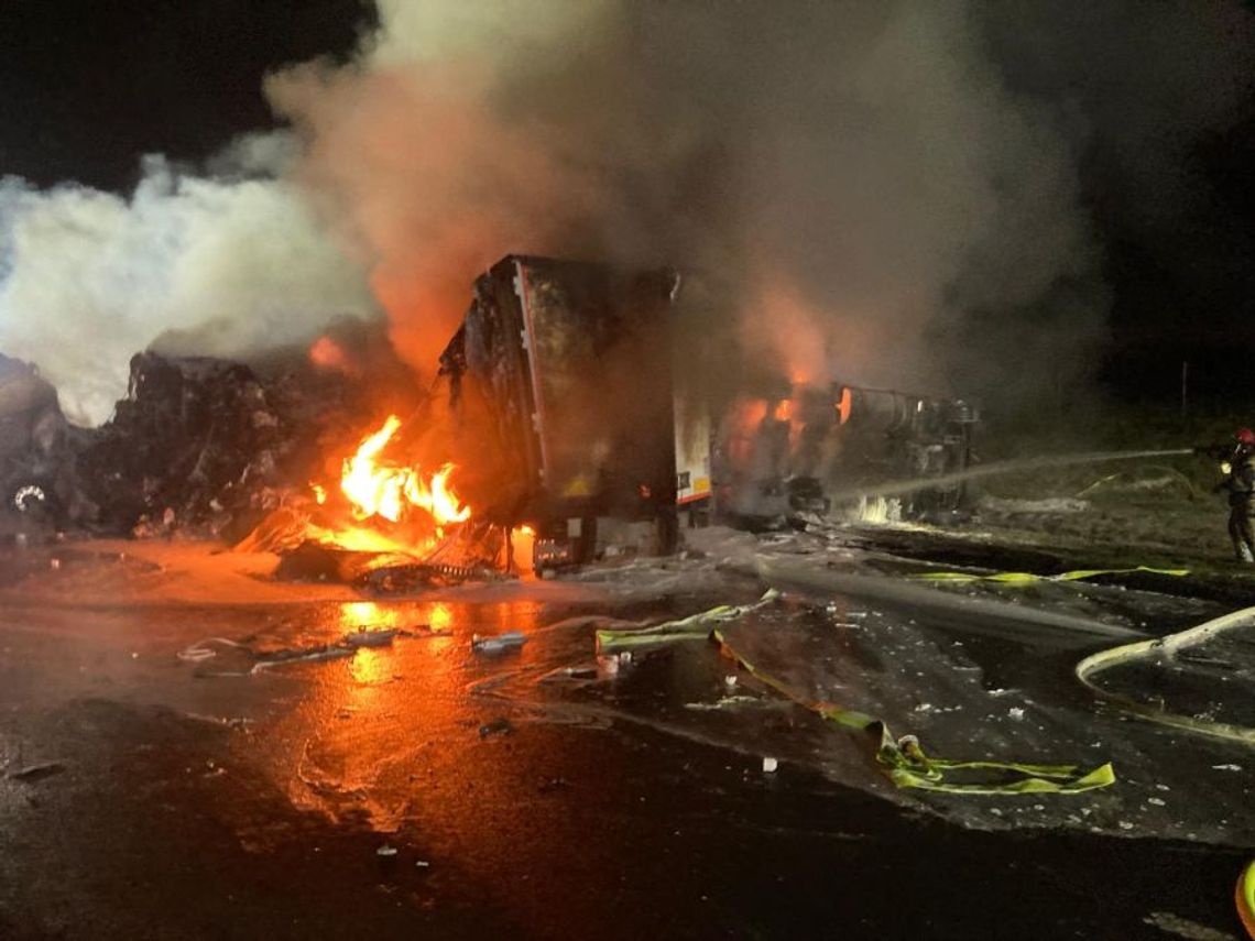 [FOTO] Wypadek na autostradzie A1. Dwie ciężarówki stanęły w ogniu