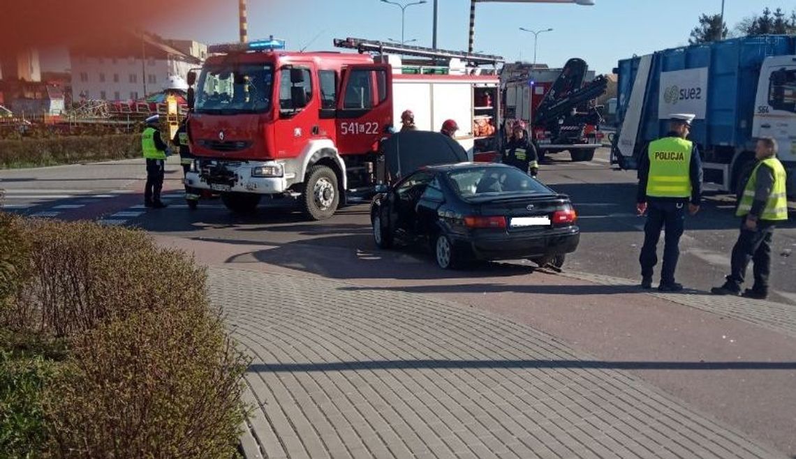 Wypadek na skrzyżowaniu ul. Żwirki z Al. Kociewską. Osobówka zderzyła się ze śmieciarką (ZDJĘCIA)