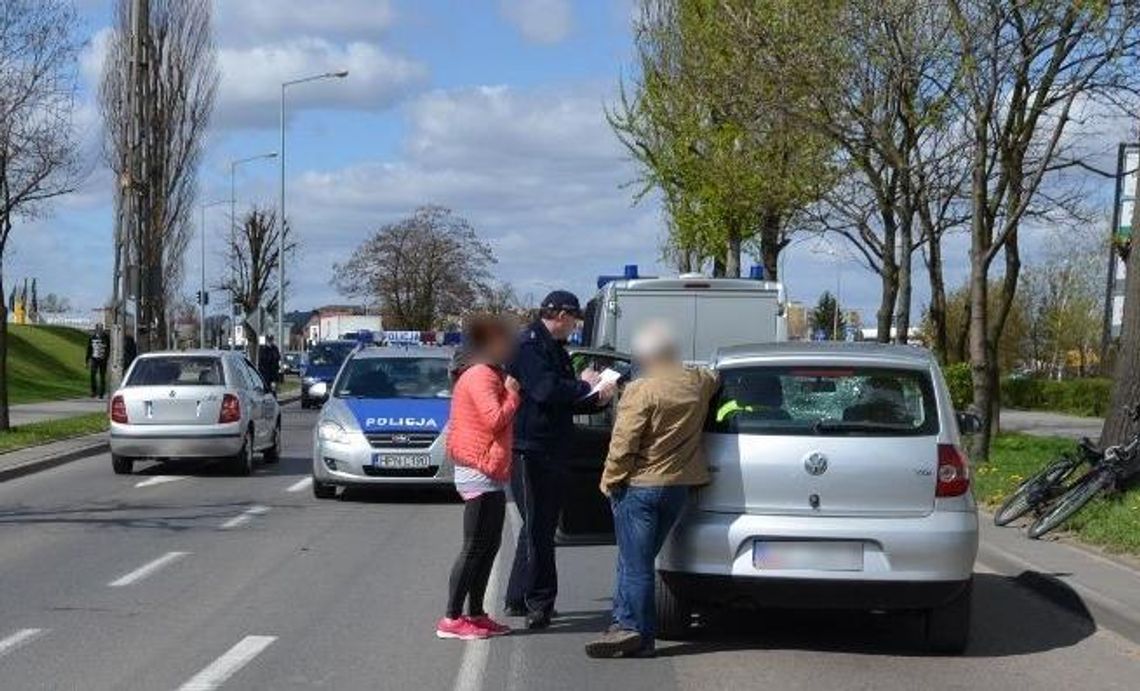 Wypadek - rowerzystka wjechała wprost pod samochód Wypadek - rowerzystka wjechała wprost pod samochód