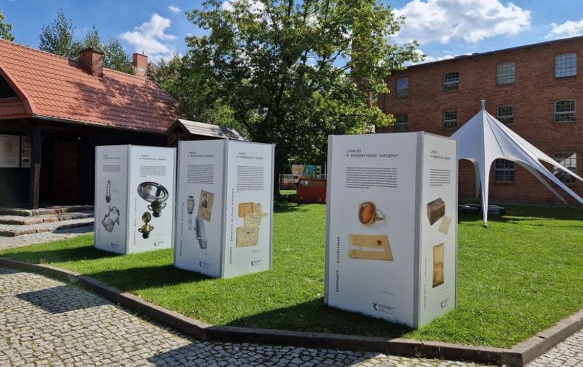 Wystawa plenerowa  ARTEFAKTY – PAMIĘĆ W PRZEDMIOTACH ZAKLĘTA