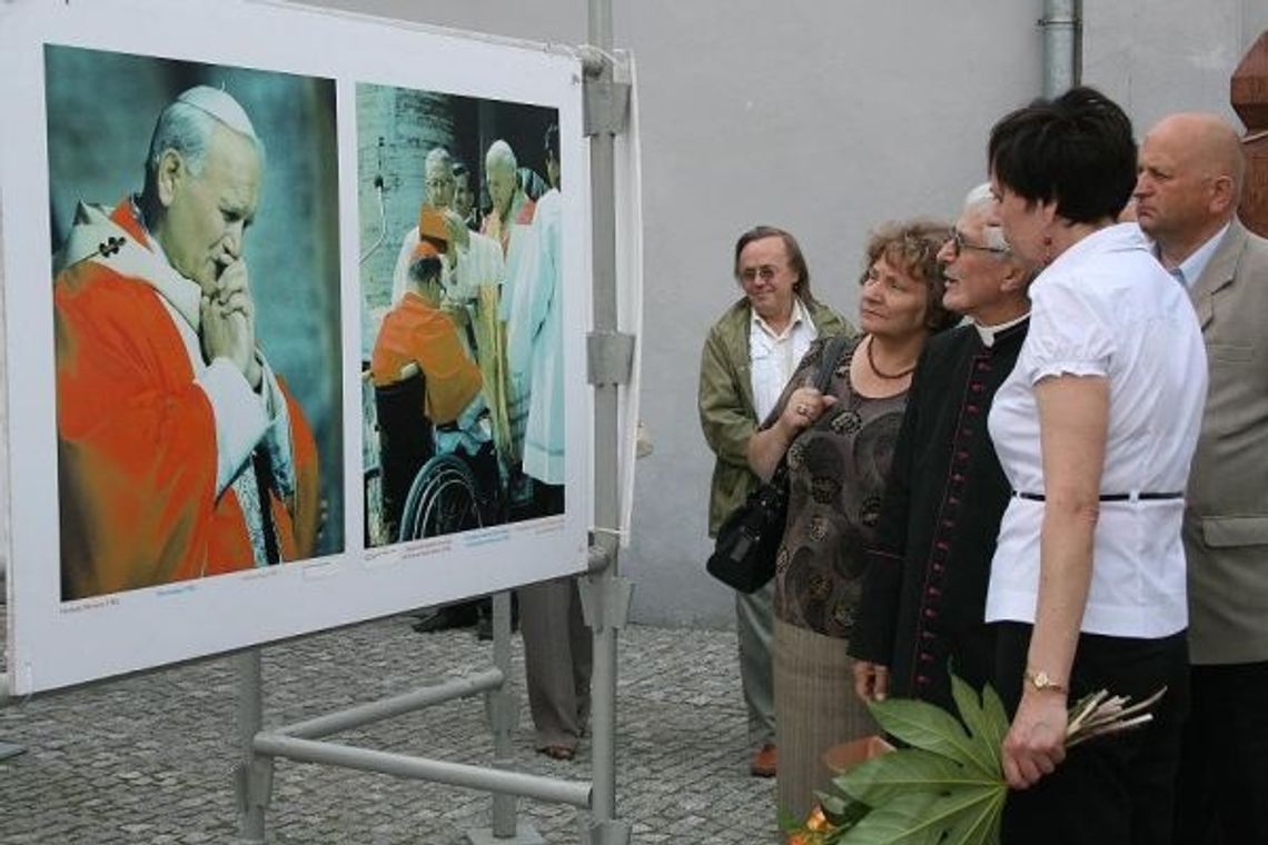 Wystawa „Promieniowanie świętości” - niezwykły kapłan w obiektywie aparatu