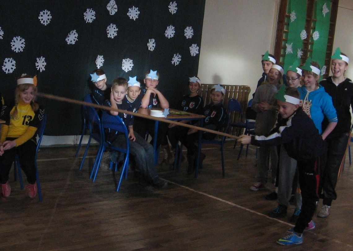 Zabawa i rywalizacja podczas Mikołajkowego Turnieju