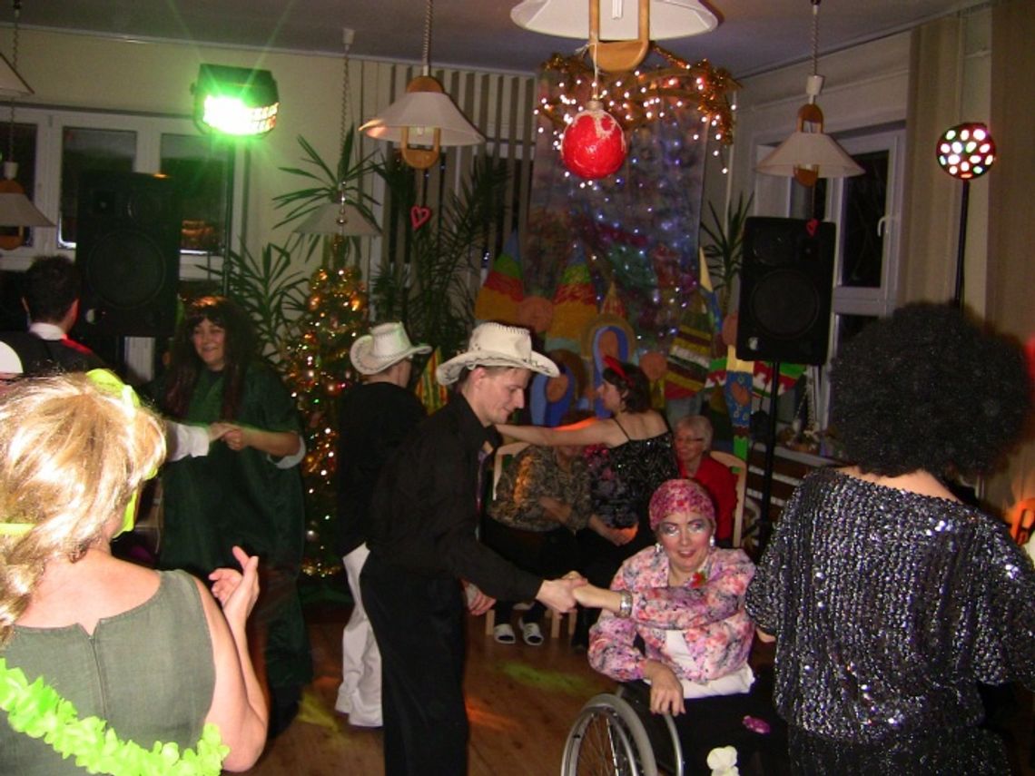 Zabawa karnawałowa niepełnosprawnych - bal kowbojów, indian i królów Zabawa karnawałowa niepełnosprawnych - bal kowbojów, indian i królów