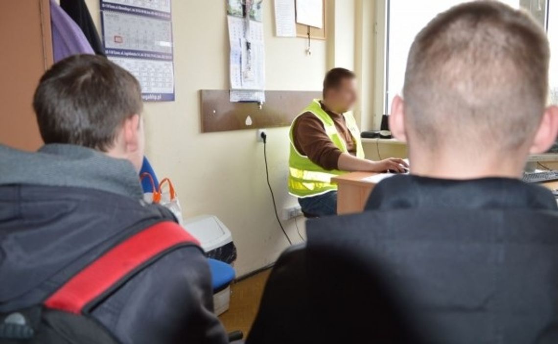 Zabrali 14-latkowi telefon komórkowy. Odpowiedzą za rozbój Zabrali 14-latkowi telefon komórkowy. Odpowiedzą za rozbój