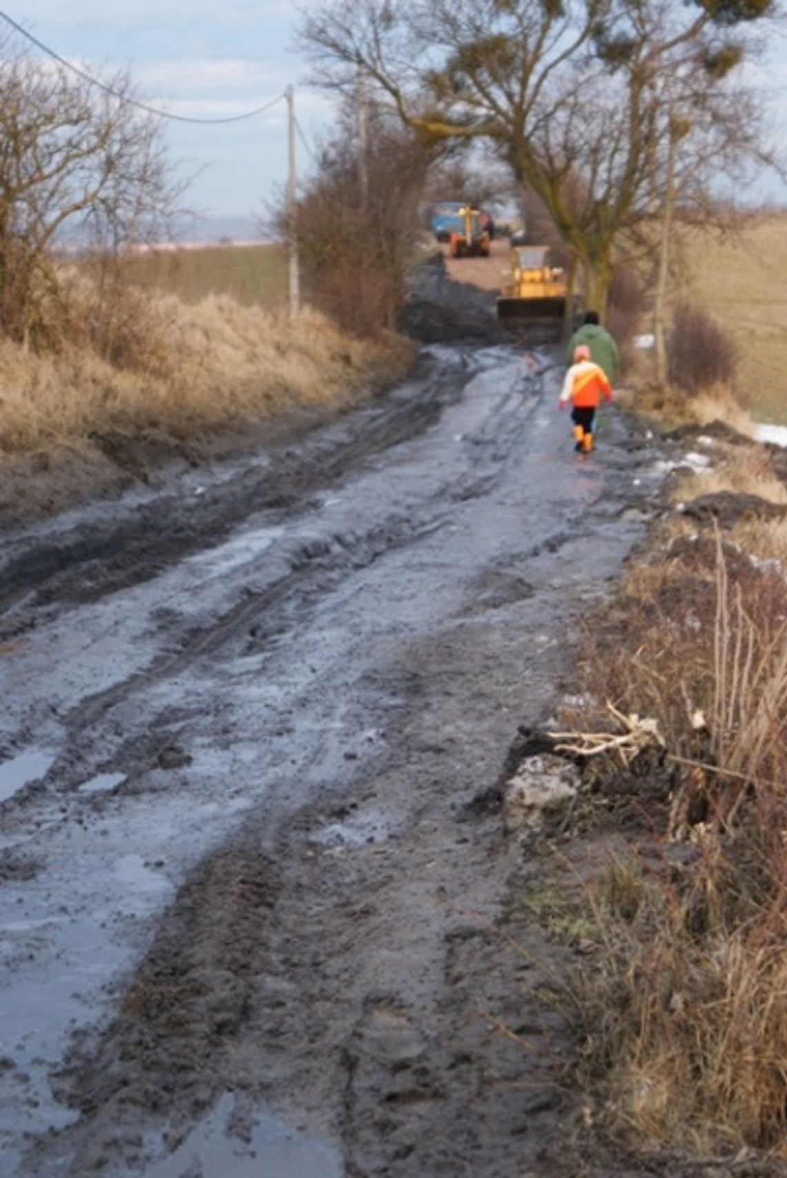 Zacisznie, ale w błocie po kolana. Ulica w sądzie