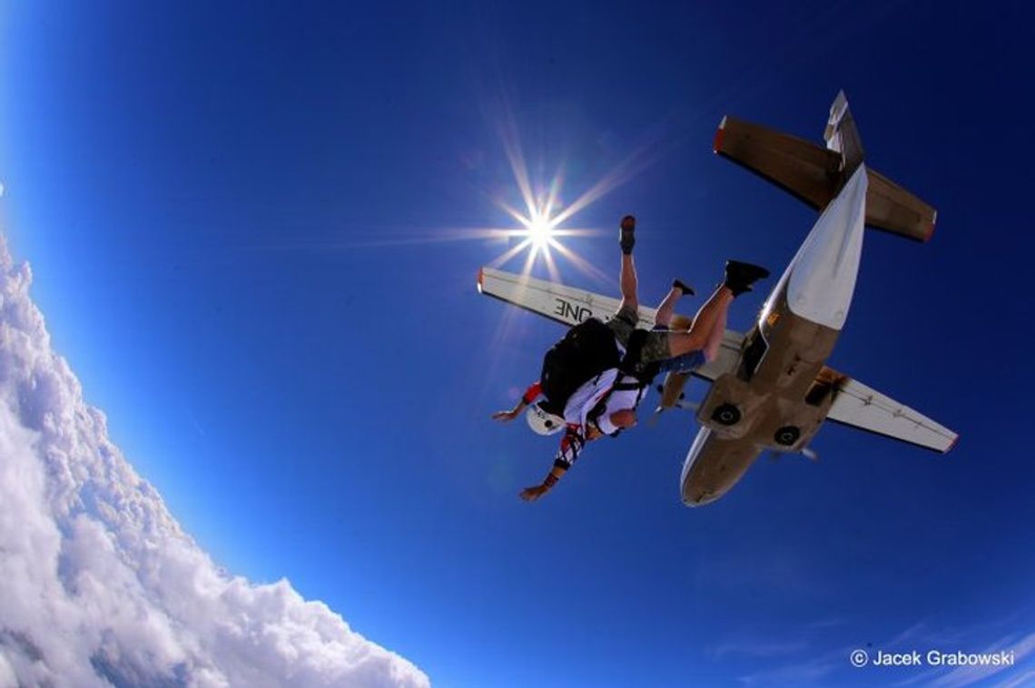 Zaczął się sezon na skoki spadochronowe w tandemie – rezerwuj teraz!