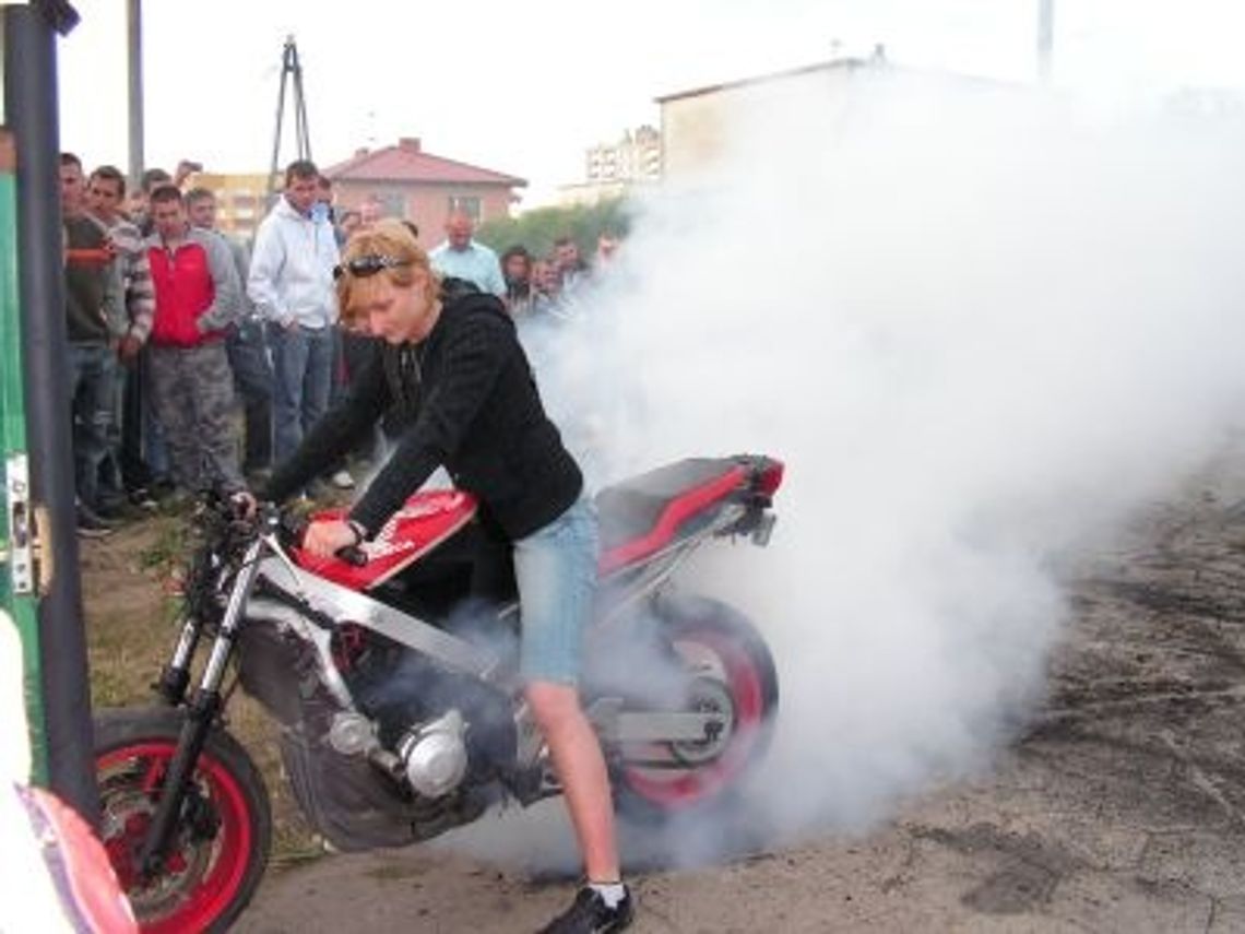 Zagrali na dachu, w proteście spalili chiński wyrób