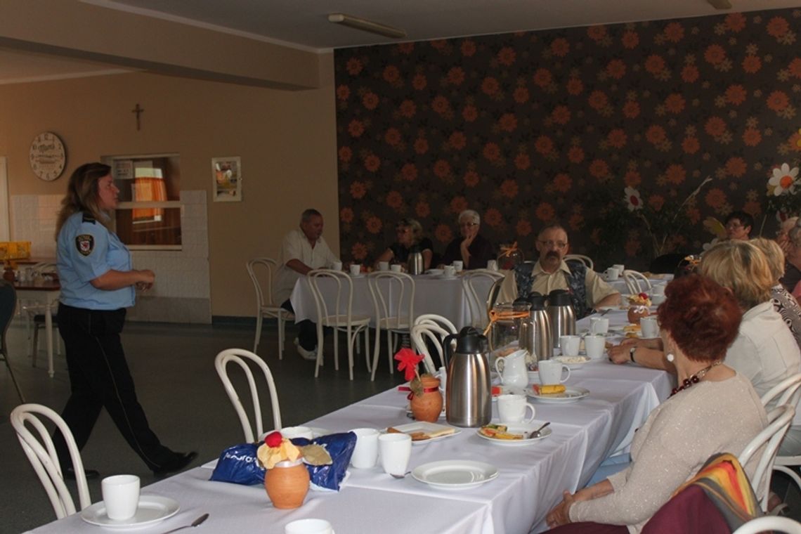 Zagrożenia w codziennym życiu. Straż Miejska na spotkaniu z seniorami